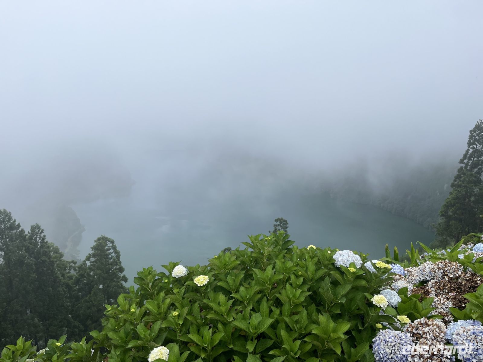 die Wolken ziehen langsam davon