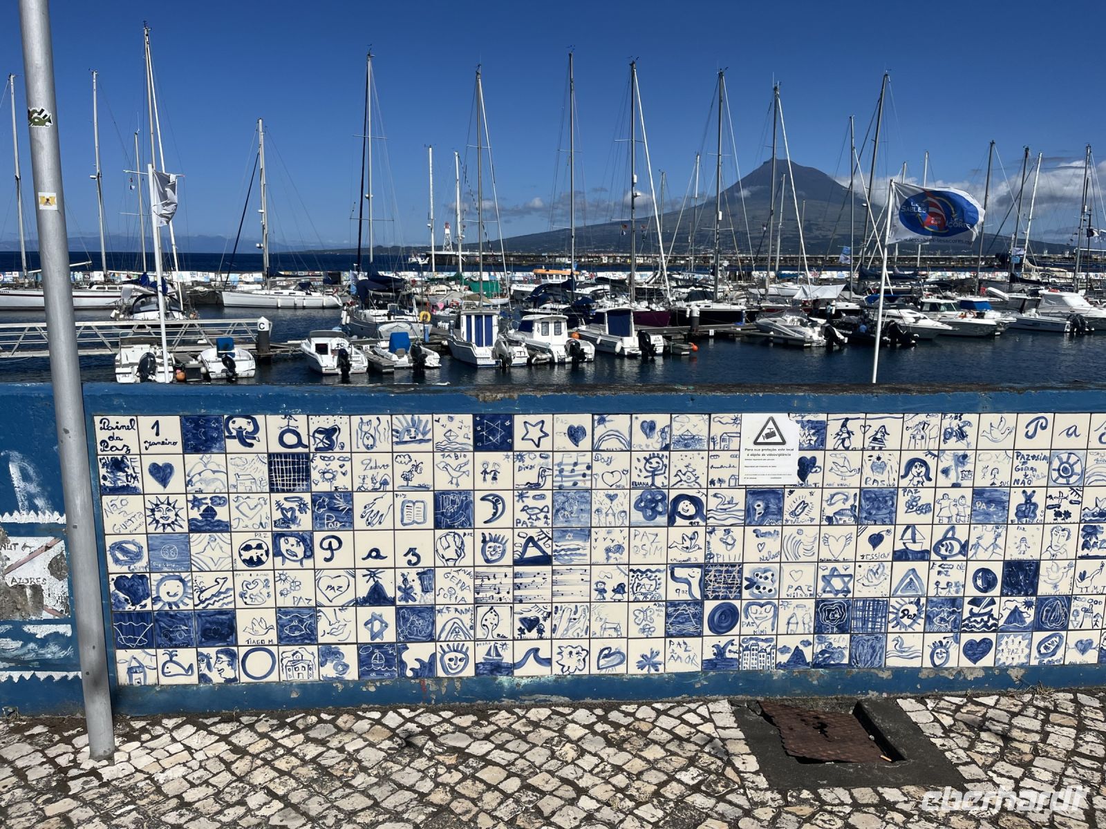 verzierte Kacheln am Segelhafen