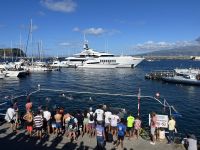 Wasserball im Hafenbecken