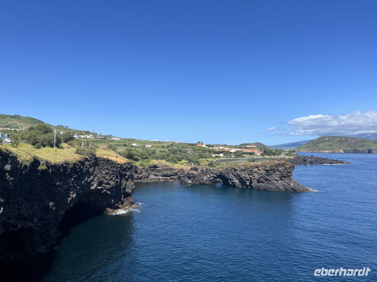 Blick auf die ausgespülten Felsen