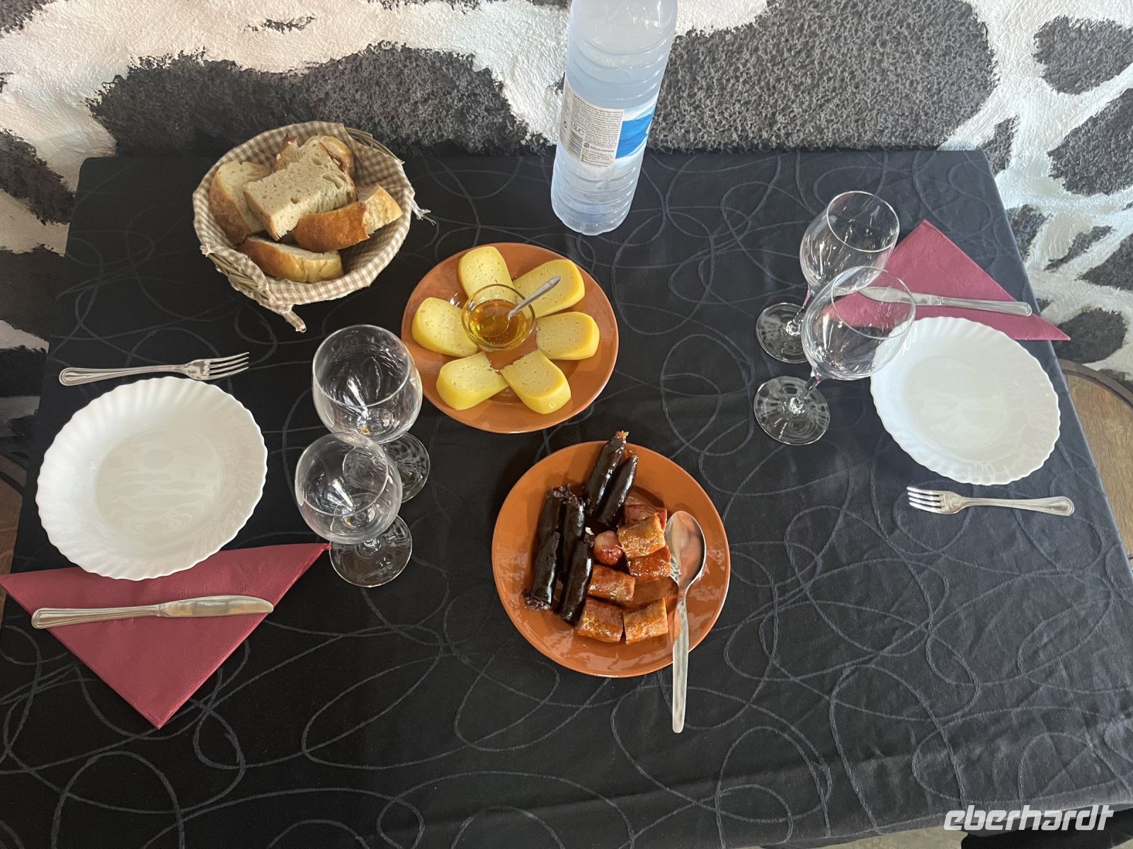 Weinverkostung mit Wurst und Käse