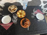 Weinverkostung mit Wurst und Käse