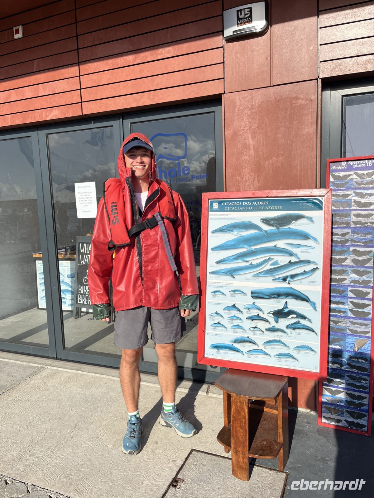 mit Regenjacke und Schwimmweste