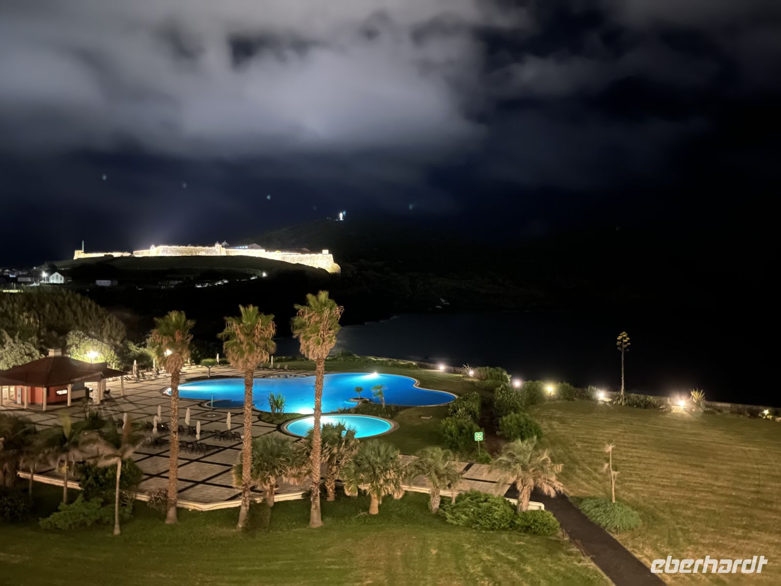 Blick auf den Hotelpool bei Nacht