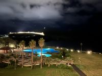 Blick auf den Hotelpool bei Nacht