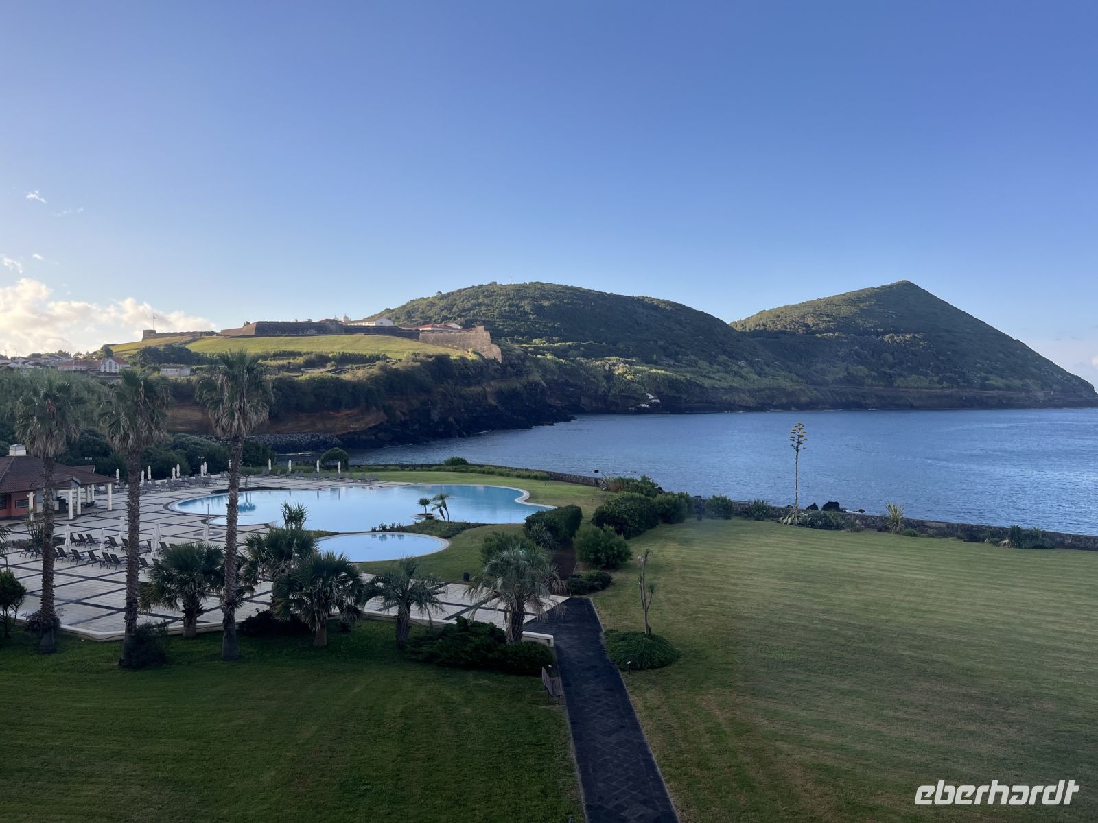 Blick auf den Hotelpool bei Tag