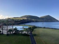 Blick auf den Hotelpool bei Tag