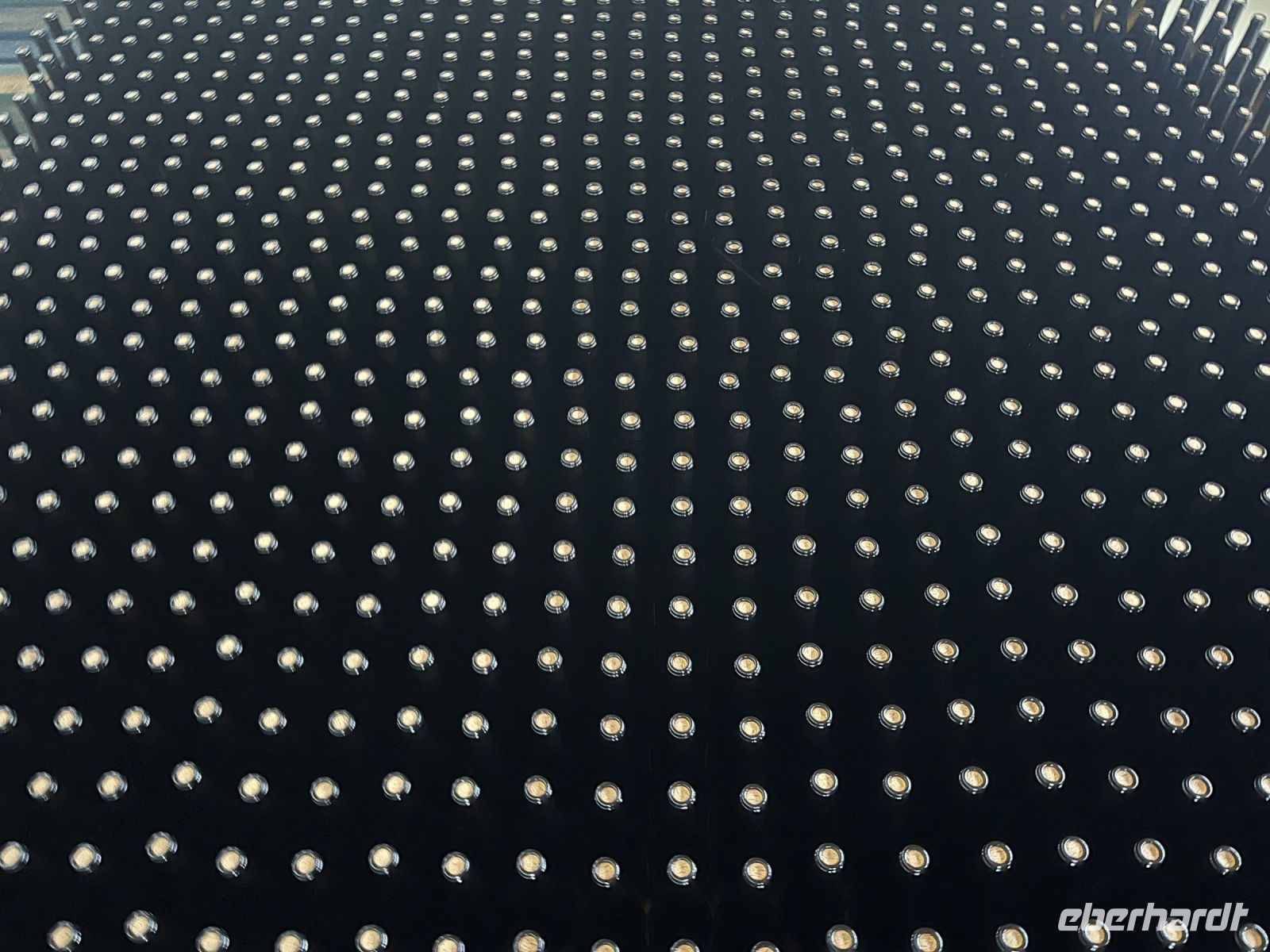 Weinflaschen im Weingut