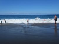 Die mutingen in der Wellen des Atlantiks am Strand  Santa Barbara, São Miguel, Azoren