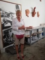 Christina erklärt in Ceramica Vieira in Lagoa - São Miquel, Azoren