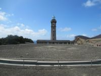 Das „Neue Land“ - Leuchtturm und Dach des unterirdischen Interpretationszentrum, Faial, Azoren
