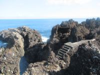 Felsen und alte Treppe und kleine Wasserbecken - Pico, Azoren