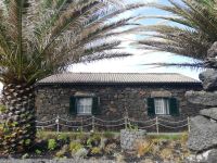 Häuser aus Vulkanstein in Ort  Cachorro, Insel Pico, Azoren