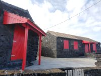 Typische Häuser schwarz-rot - Cachorro, Insel Pico, Azoren