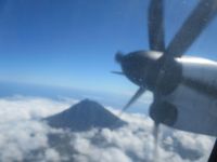 Unsere Propellermaschine und Pico - Flug von Horta, Faial nach Angra, Terceira - Azoren