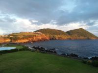 Blick vom Hotelrestaurant auf den Garten des Hotels und Monte Brasil - Angra de Heroismo, Terceira, Azoren
