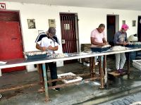 die Fischer von Lagoa bei den Aufräumarbeiten...