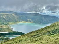 eindrucksvoll in einem Krater eingebettet