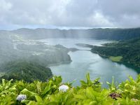 auch die Wolken halten gerade genug Abstand - am Lagoa Verde und Lagoa Azul