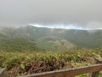 der Krater Caldeira do Faial im Dunst 