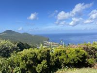 und öffnet die Aussicht auf die schöne Küste