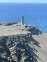 der Leuchtturm halb von Lava zugedeckt