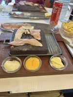 Wir grillen unser Abendessen selbst - lecker.