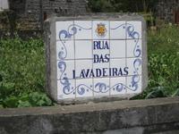 Straßenschild aus Fliesen