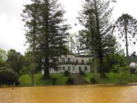 Furnas - Schwimmbecken und Villa des Terra-Nostra-Parkes