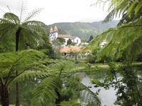 Blick auf die Kirche von Furnas vom Terra-Nostra-Park aus