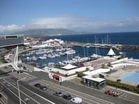 Blick vom Hotel auf den Yachthafen von Ponta Delgada