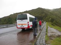 Unser Bus am Aussichtspunkt mit Blick auf den Lagoa do Fogo