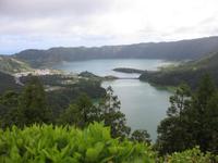 Blick auf den Lagoa Verde und den Lagoa Azul mit Sete Cidades