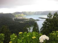 Blick vom Aussichtspunkt Vista do Rei Blick auf den Lagoa Verde und den Lagoa Azul