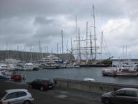 Segelboote und Yachten im Hafen von Horta