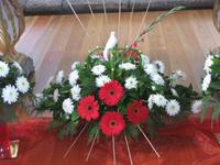 Die Kirche ist geschmückt für das Heilig-Geist-Fest