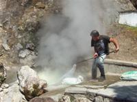 Schwefelhaltige Heißwasser-Quellen - Hier werden Maiskolben gekocht!