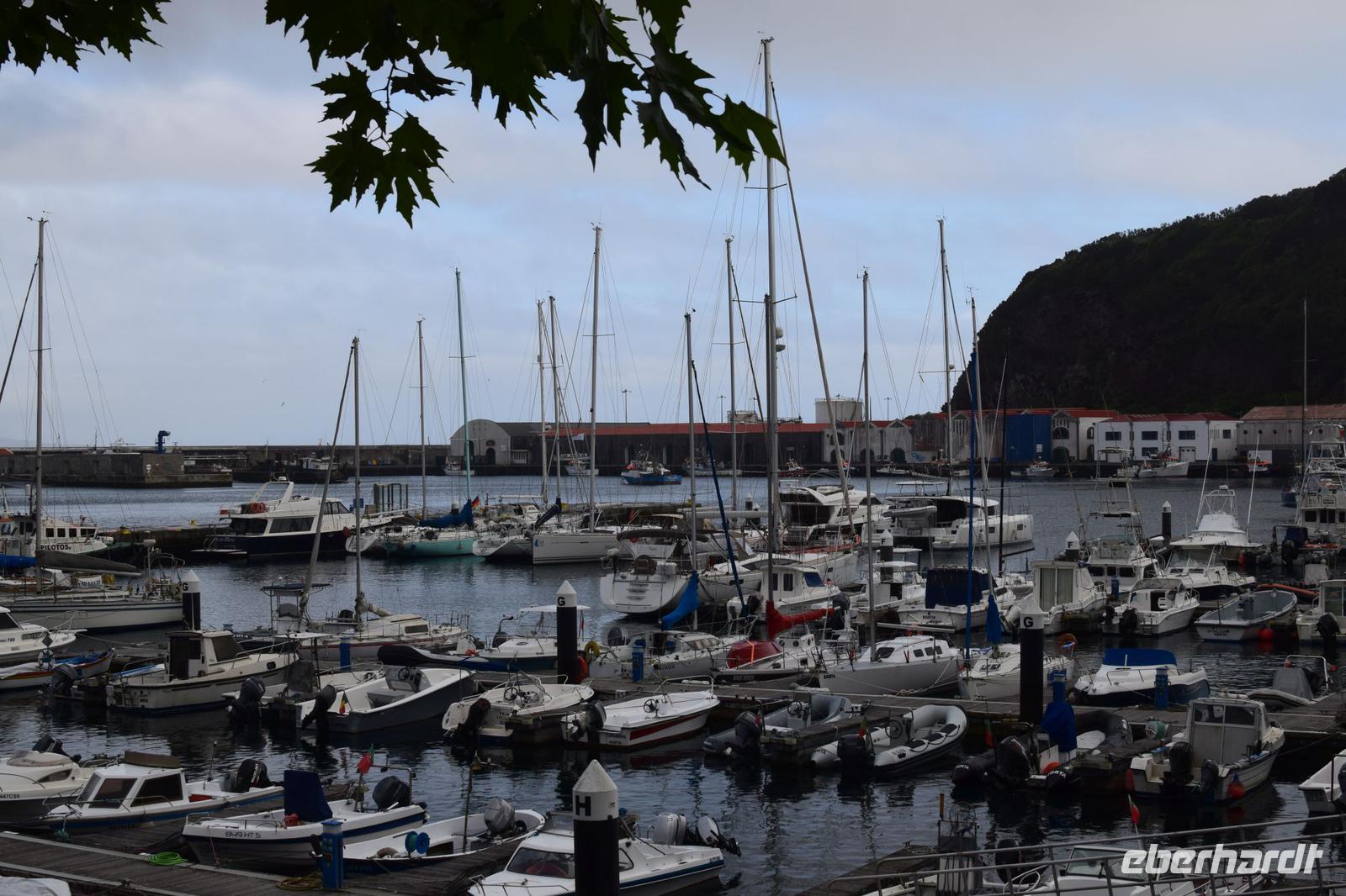Der Hafen von Horta