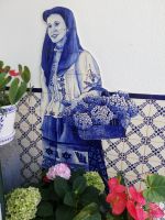 Fliesendekoration in der Likörkabrik „Mulher do Capote“ in Ribeira Brava - São Miquel, Azoren