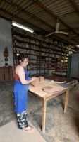 Handarbeit in der Keramikfabrik
