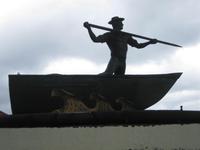 Harpunier beim Walfang vor dem Museum der Walverarbeitungsfabrik in Sao Roque do Pico
