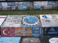 Rundgang durch Horta - Gemälde der Segler an der Mauer des Jachthafens