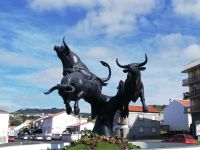Stierskulpturen in der Nähe der Stierkampfarena - Angra de Heroismo, Terceira, Azoren