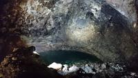 Unten im Krater hat sich ein See gebildet