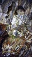 Verschiedene Gesteinsschichten im Krater des Vulkans