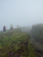 Wanderung entlang von Kraterseen - bei Nebel