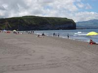 am  schwarzen, heißen Sandstrand von Ribeira Grande
