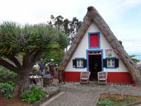 Santana und seine berühmten strohbedeckten Häuser