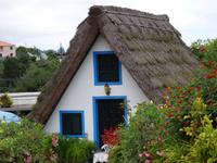 Santana und seine berühmten strohbedeckten Häuser