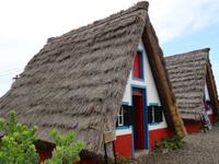 Santana und seine berühmten strohbedeckten Häuser